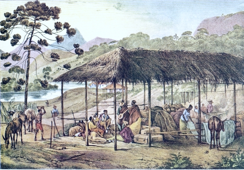 Gravura colorida: um rancho de beira de estrada, coberto de palha, onde tropeiros descansam entre fardos de carga, com a serra ao fundo